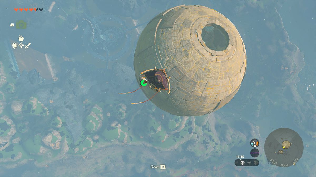 Link fluttua sopra una sfera gigante vicino alla Torre Zorana Skyview dell'altopiano in Zelda Tears of the Kingdom.