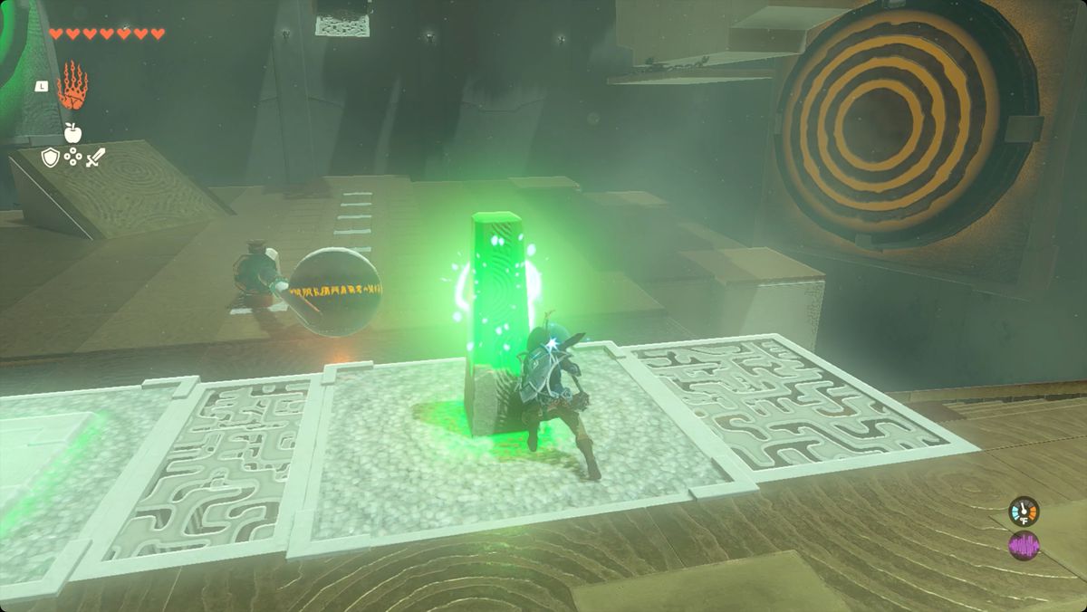 In The Legend of Zelda: Tears of the Kingdom, Link usa il suo aggeggio Zonai nel Santuario Mayachin per colpire una palla.
