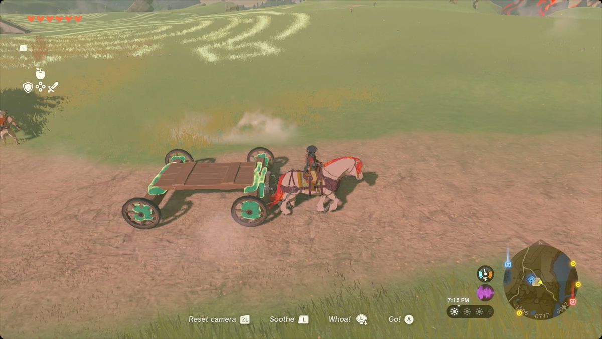 The Legend of Zelda: Tears of the Kingdom Link in sella a un cavallo dalla criniera rossa che traina un carro con l'imbracatura da traino.