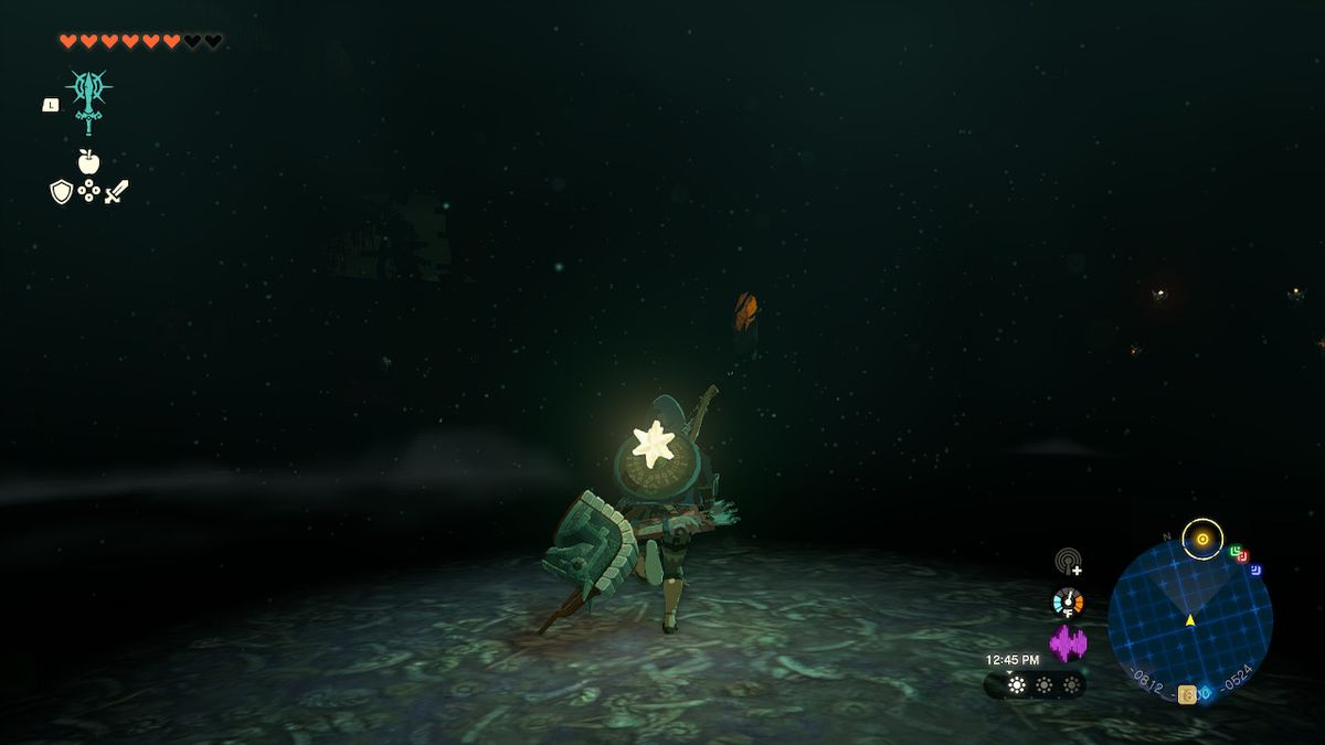 Link vaga per le profondità con un frammento di stella fuso allo scudo sulla sua schiena, che funge da lanterna in Zelda: Tears of the Kingdom