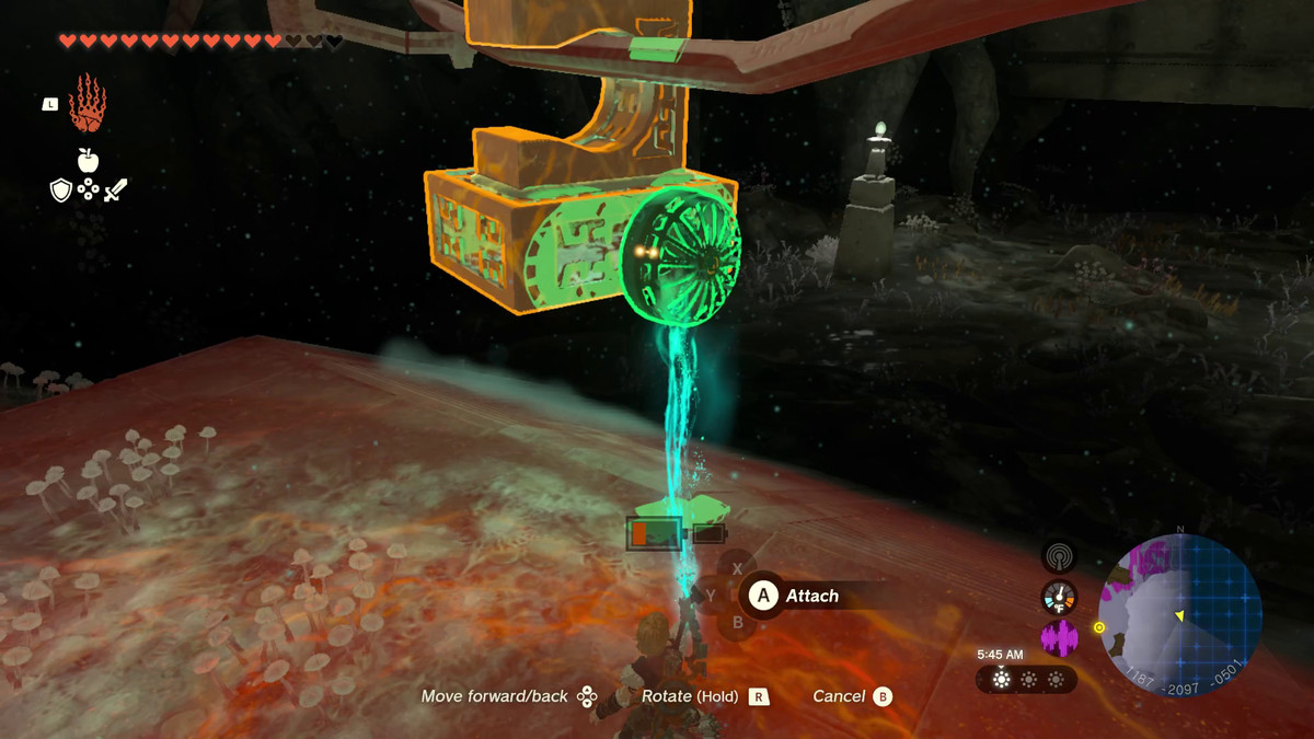 Link usa Ultrahand per attaccare un ventaglio al retro di una scatola su un gancio in Tears of the Kingdom