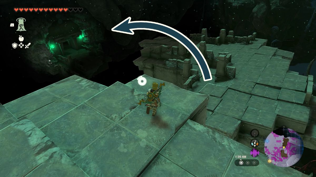 Una freccia verde acqua scuro indica Link intorno a diversi ponti, verso l'ingresso di una caverna con lanterne verdi in Lacrime del regno