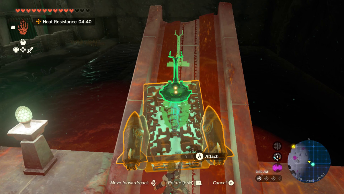 Link posiziona una creazione composta da una scatola, due razzi e un bastone volante su una rampa, pronta a farla esplodere in Tears of the Kingdom