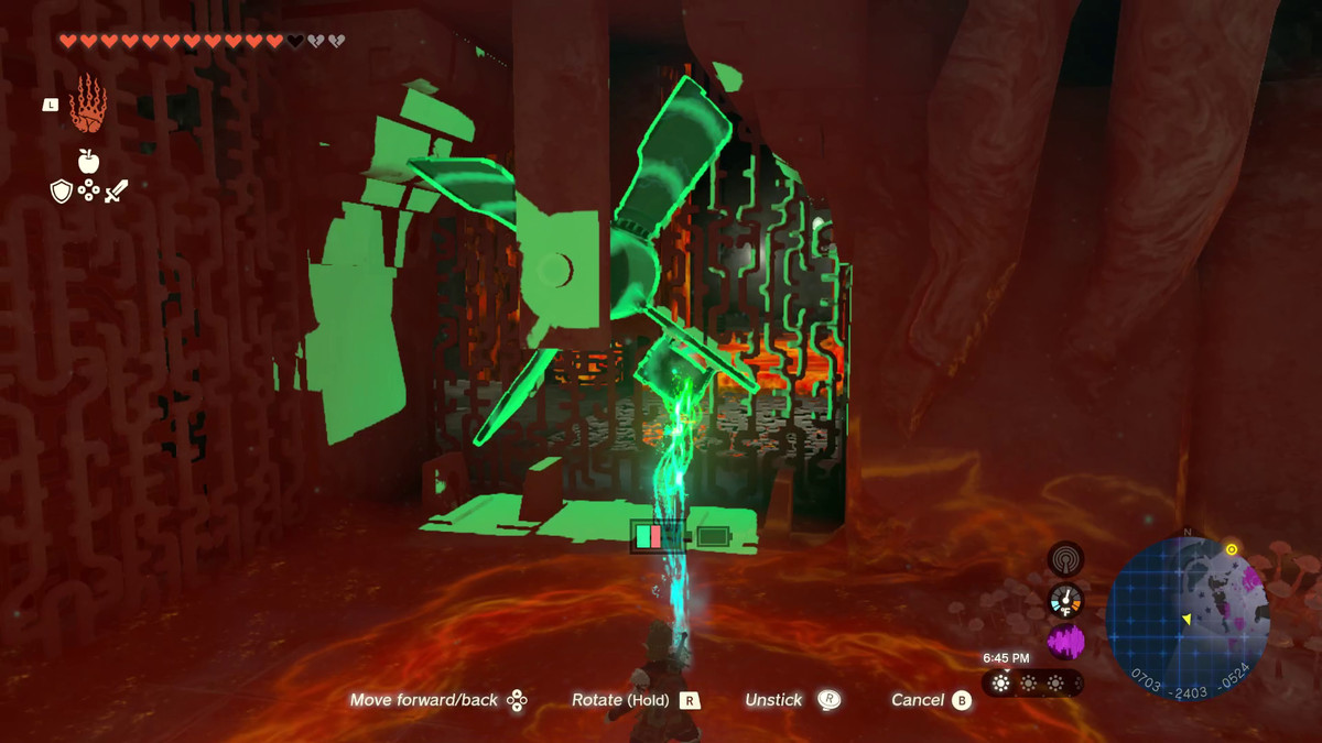Link usa Ultrahand per estrarre una cassa da una ruota che gira nell'angolo di una stanza buia in Tears of the Kingdom