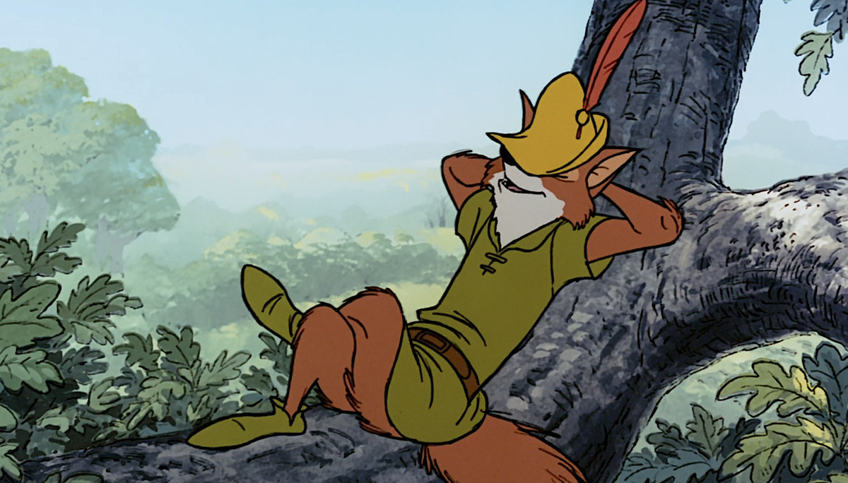 Il Robin Hood della Disney, una volpe antropomorfa in verde, si sdraia casualmente sulla schiena su un ramo di un albero con il suo cappello a punta che gli copre parzialmente il viso nel film d'animazione del 1973
