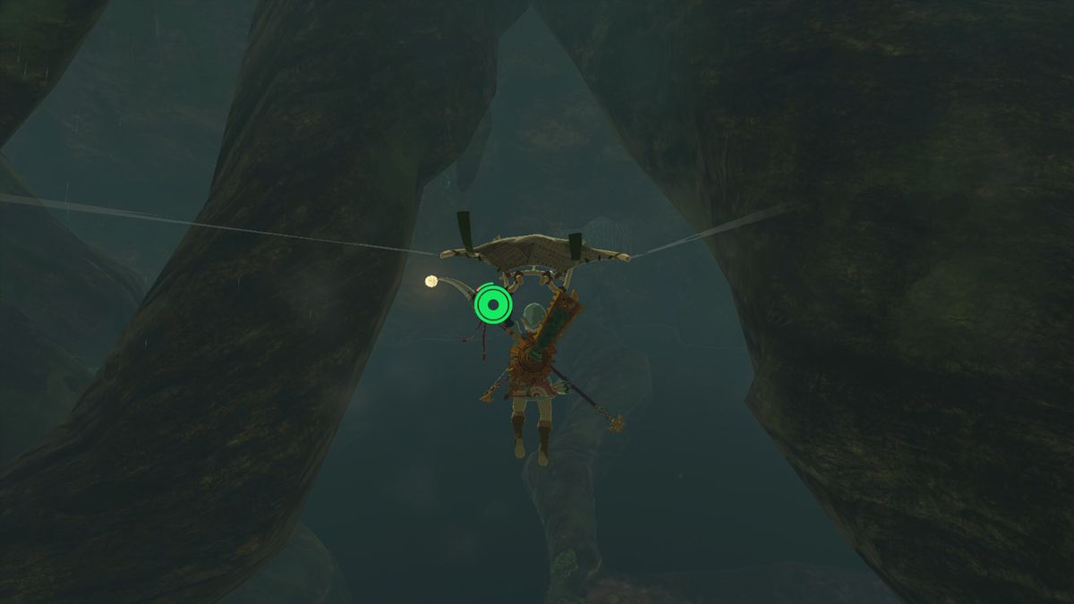 Link scivola verso un muro di rampicanti in fondo all'antico ceppo d'albero in The Legend of Zelda: Tears of the Kingdom