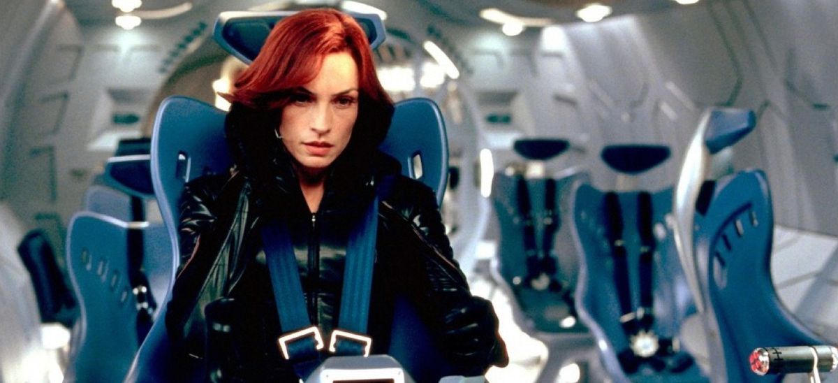 Jean Grey (Famke Janssen) siede nell'aereo degli X-Men, circondata da scintillanti sedili blu e pareti argentate, in X2: X-Men United