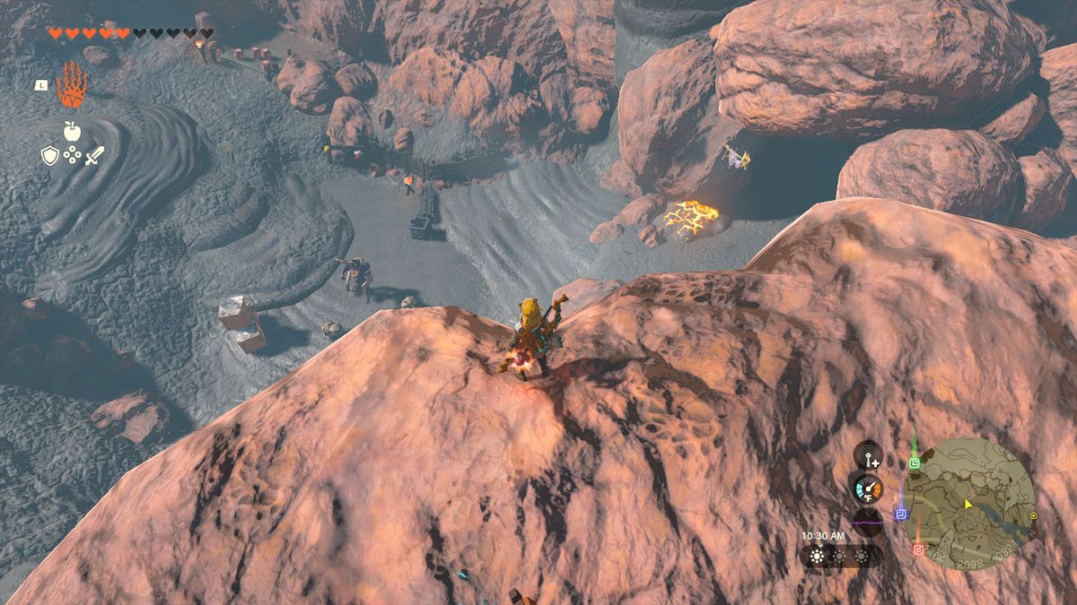Link si affaccia sull'ingresso della grotta del fiume Goronbi da una scogliera in alto in Zelda: Tears of the Kingdom
