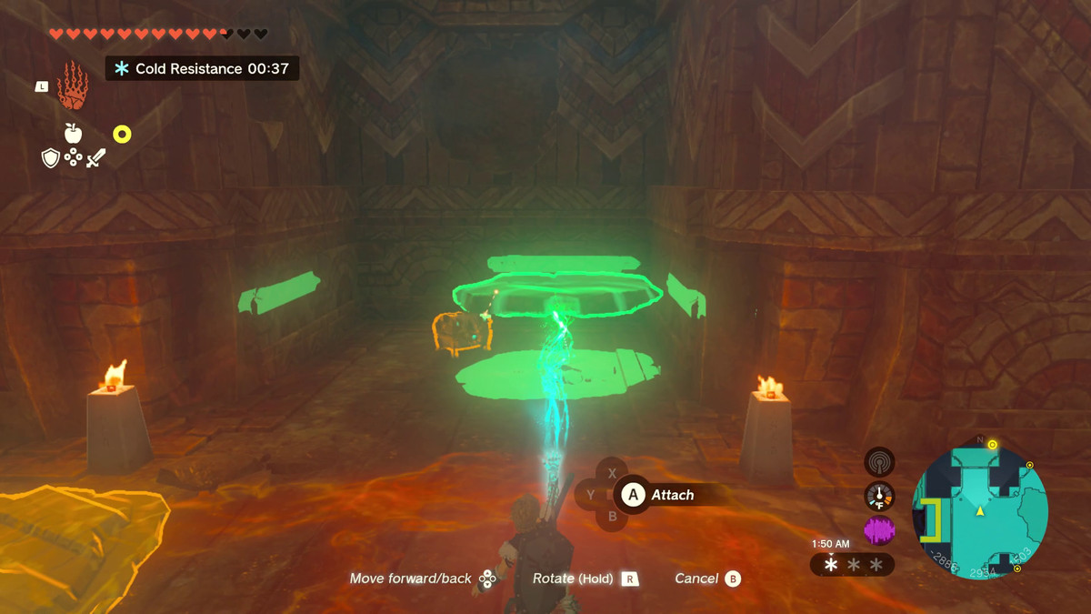 Link si trova in una stanza di pietra illuminata da un bagliore arancione, tenendo due lastre di pietra sopra la sua testa con Ultrahand.  C'è una cassa d'oro luminosa nascosta sotto le lastre.