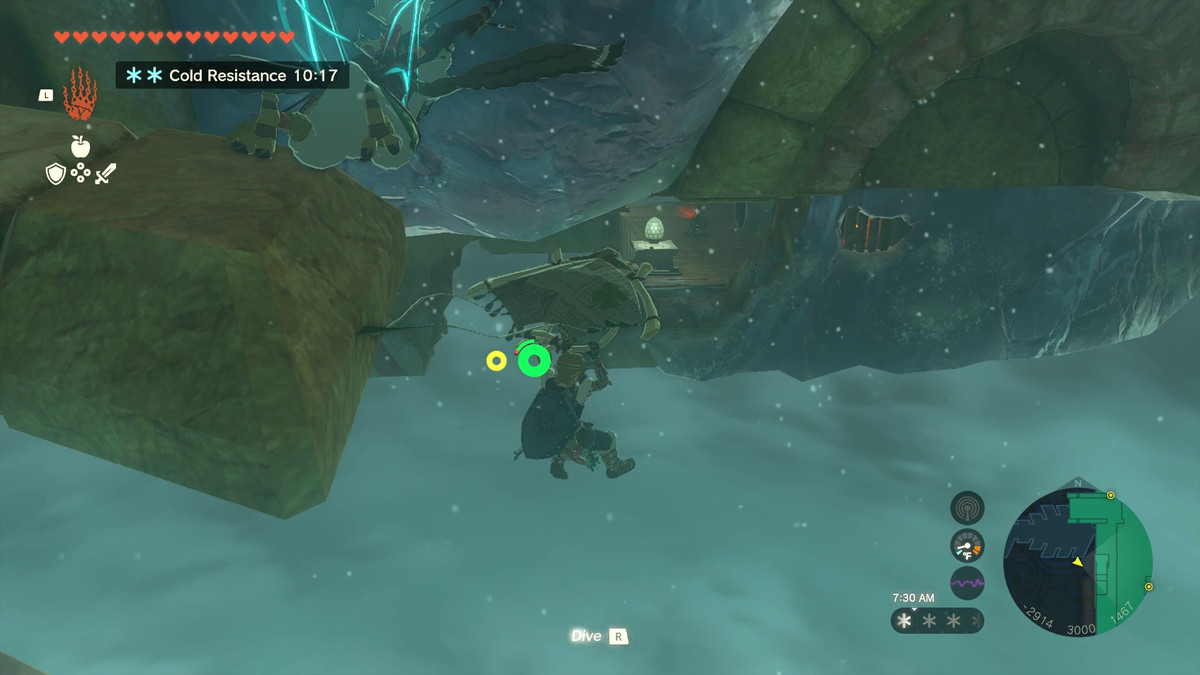 Link galleggia con il suo parapendio sotto la parte inferiore del dirigibile di legno Sky Ark in Zelda: Tears of the Kingdom.  Davanti a lui c'è una piattaforma con una lanterna luminosa su cui mira ad atterrare.