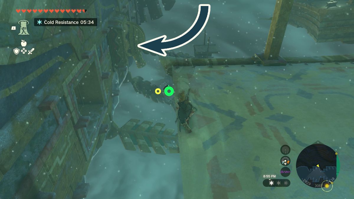 Link scivola sul suo parapendio verso un buco nel lato del dirigibile di legno in Zelda: Tears of the Kingdom.  Una freccia che punta a sinistra indica in quale direzione dovrebbe fluttuare.