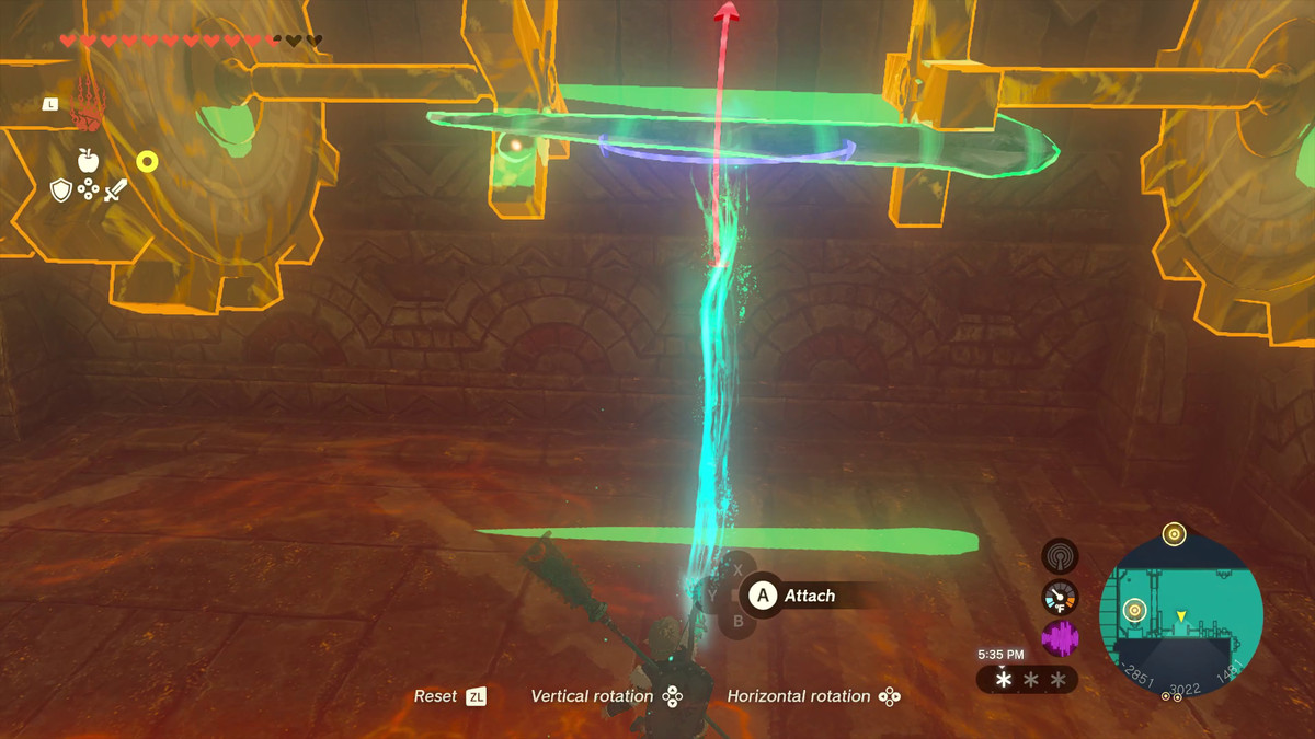 Link usa la sua abilità Ultrahand per collegare due ingranaggi d'oro nel soffitto con un ghiacciolo lungo 6 piedi, fermando la rotazione degli ingranaggi.