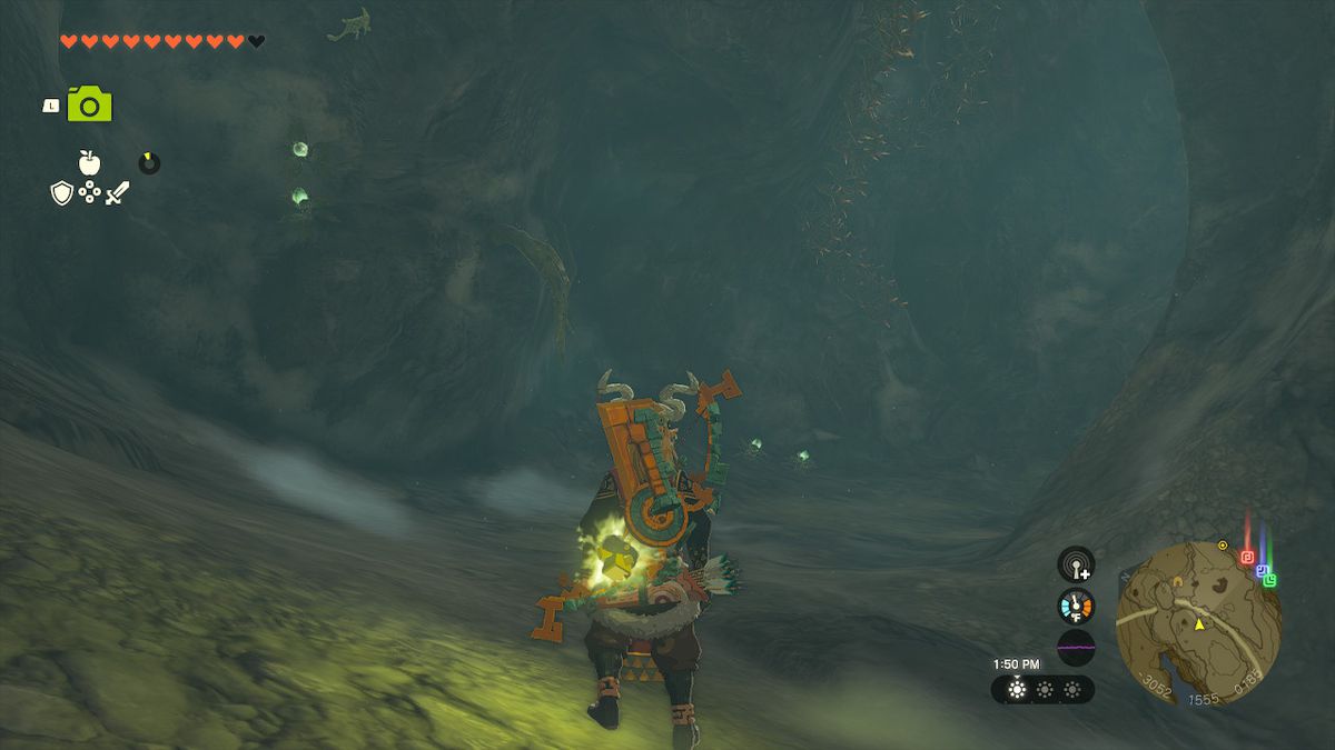Link si fa strada attraverso la caverna in Zelda: Tears of the Kingdom