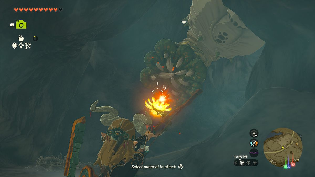 Link punta una freccia a forma di bomba contro un Like Like all'interno di una grotta in Zelda: Tears of the Kingdom