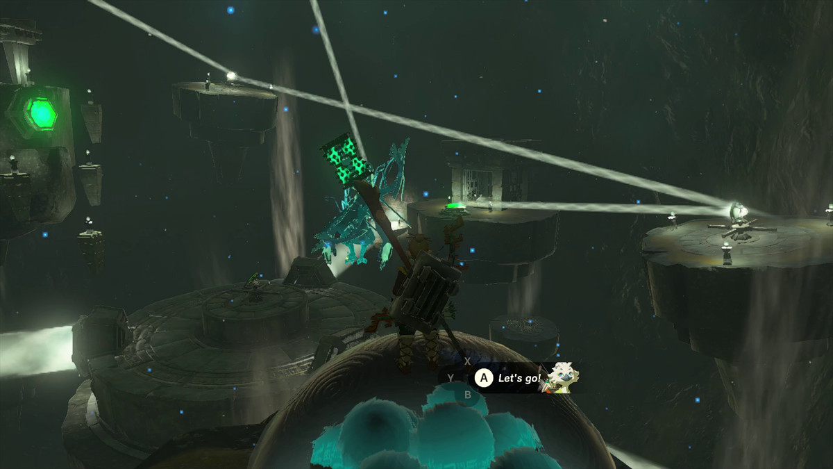 Link si trova in cima a un oggetto simile a una macchina per gomme da masticare in Tears of the Kingdom, sovrastando la luce che si riflette su molti specchi in un piatto luminoso verde.