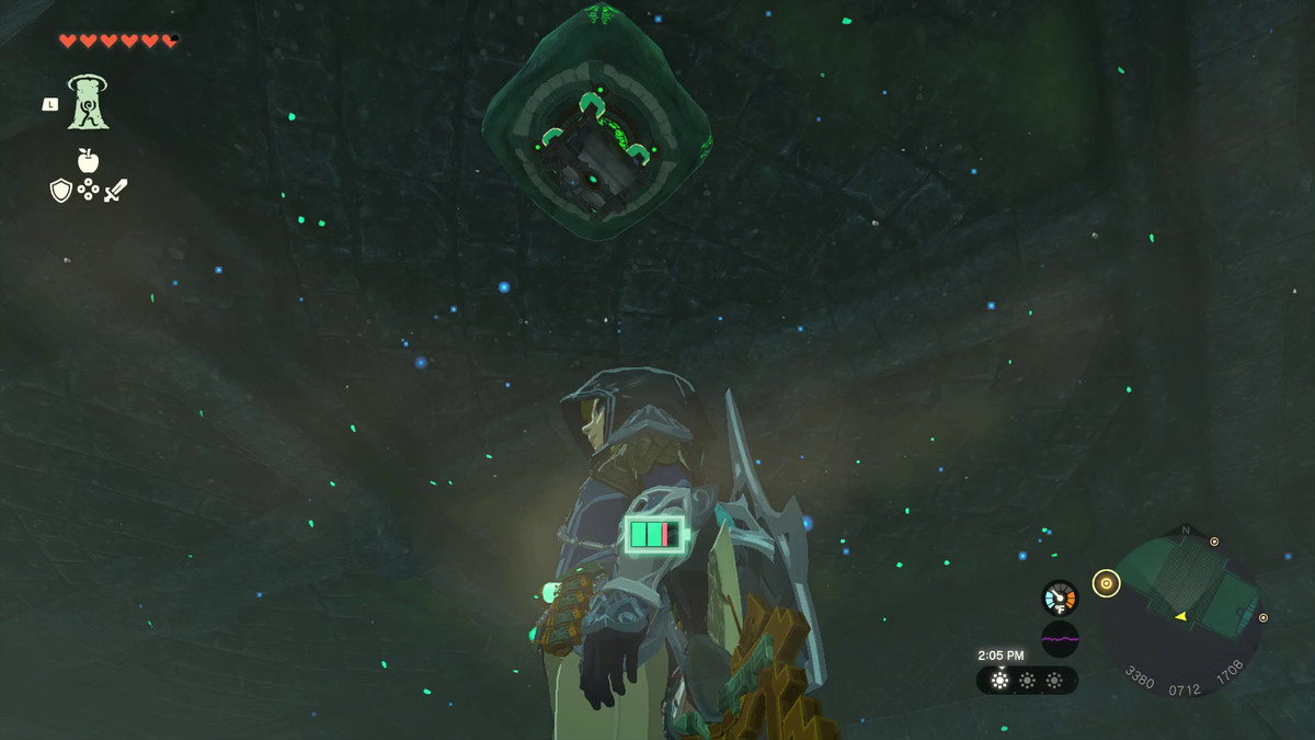 Una telecamera sotto Link punta verso il soffitto, dove alcuni simboli luminosi verdi indicano dove può lanciare il suo potere di Ascensione per volare attraverso il soffitto.
