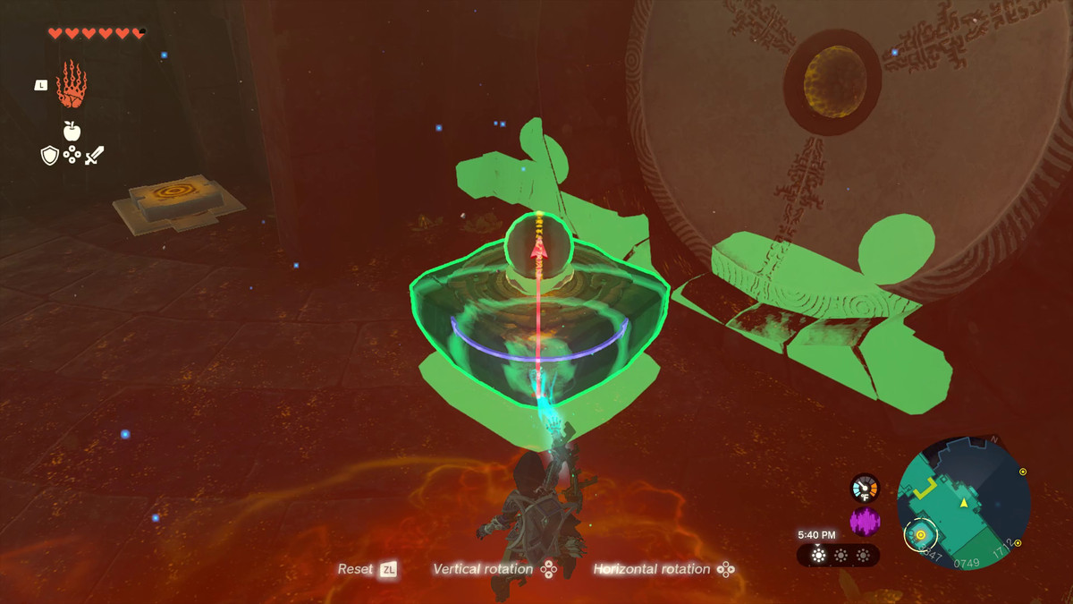 Link usa Ultrahand per circondare una piccola piattaforma galleggiante in un'aura verde brillante.  Una linea dell'emisfero che taglia in due la piattaforma indica come il giocatore può ruotarla per manipolare la piattaforma e la palla che si trova sopra.