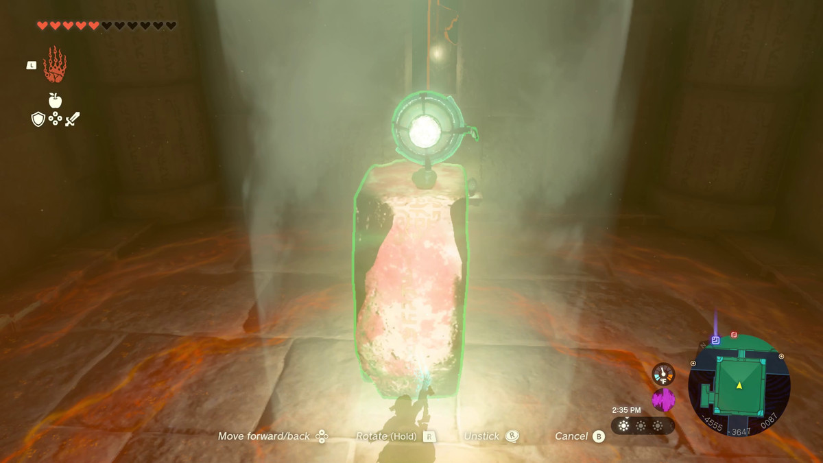 The Legend of Zelda: Tears of the Kingdom Link usando Ultrahand per assemblare un masso e uno specchio nel Tempio del Fulmine.