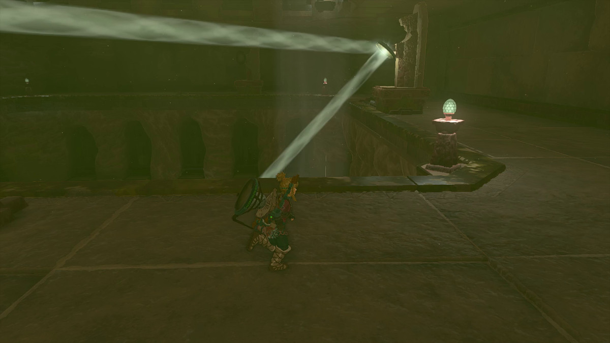 The Legend of Zelda: Tears of the Kingdom Link sistema gli specchi in modo che la luce rimbalzi verso il basso nel Tempio del fulmine