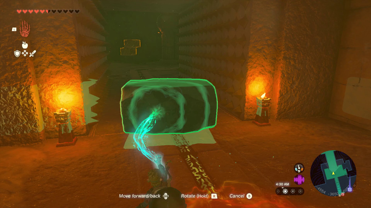 The Legend of Zelda: Tears of the Kingdom Link usa Ultrahand per bloccare un meccanismo nel Tempio del fulmine