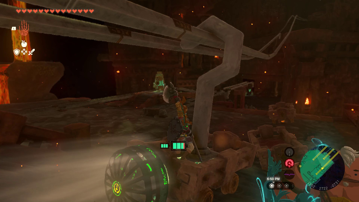 In Tears of the Kingdom, Link guida un carrello da miniera attaccato a un gancio e un binario per attraversare un binario rotto
