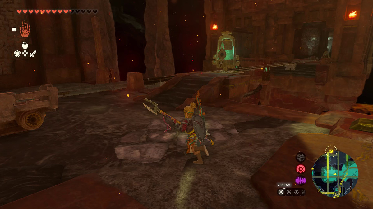 In Tears of the Kingdom, Link si avvicina a un'altra serie di cingoli del carrello da miniera sul lato sinistro di una piattaforma.