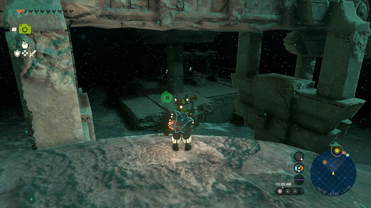 Link si avvicina alle rovine per raggiungere uno scrigno del tesoro in Zelda: Tears of the Kingdom