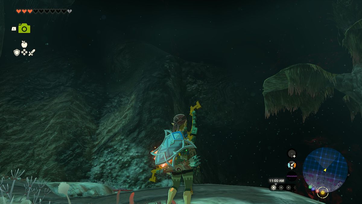 Link si trova accanto a un enorme muro che può essere scalato usando gli alberi in Zelda: Tears of the Kingdom