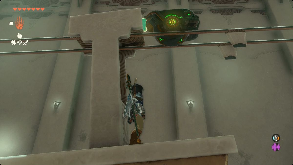 The Legend of Zelda: Tears of the Kingdom - Link in sella a un carrello su un binario con un motore che lo trascina.