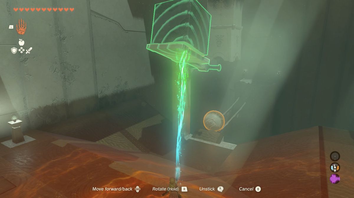 Link solleva uno schiaffo di pietra con una scatola attaccata nel Santuario di Utsushok in Zelda: Tears of the Kingdom