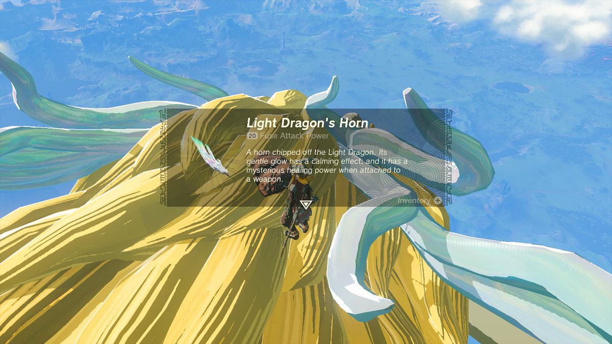 Link raccoglie il corno del drago leggero dalla sommità della sua testa in Zelda: Tears of the Kingdom