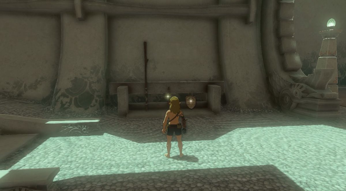 Link in piedi davanti alle armi nel Santuario Sifumim in Zelda: Tears of the Kingdom