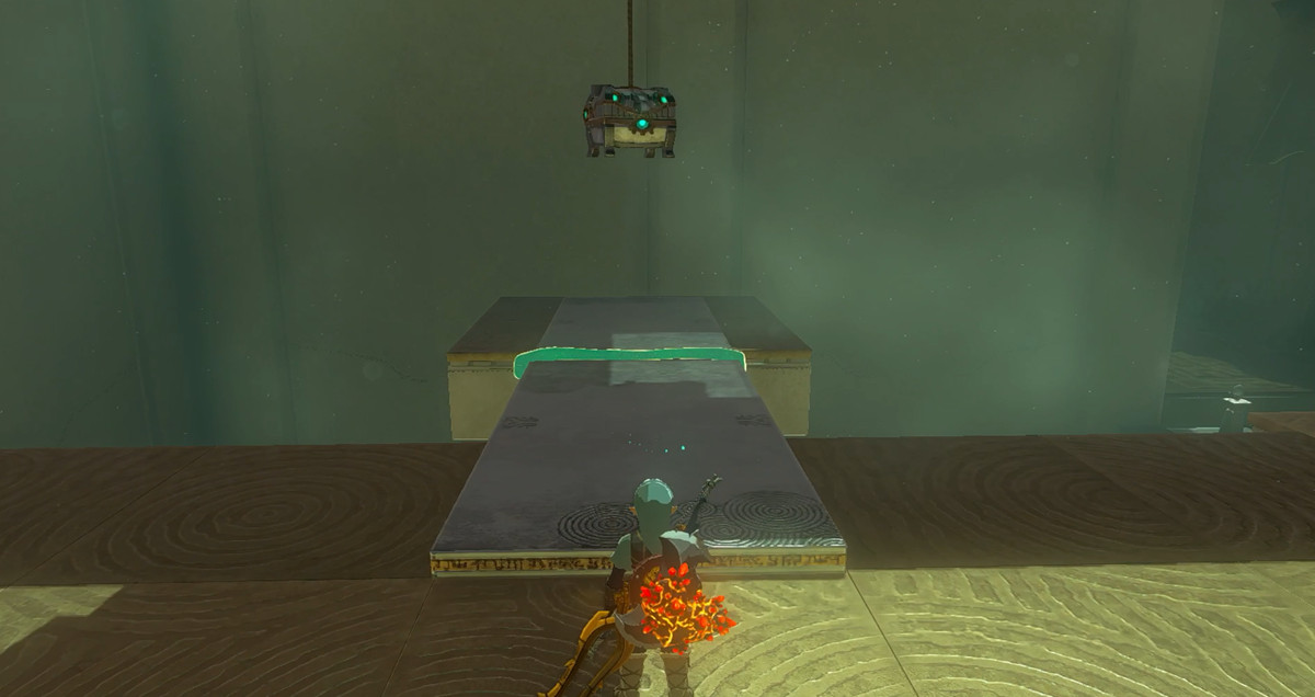 Link guardando uno scrigno del tesoro appeso al soffitto.