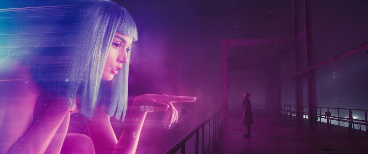 Ryan Gosling davanti a un ologramma in Blade Runner 2049.