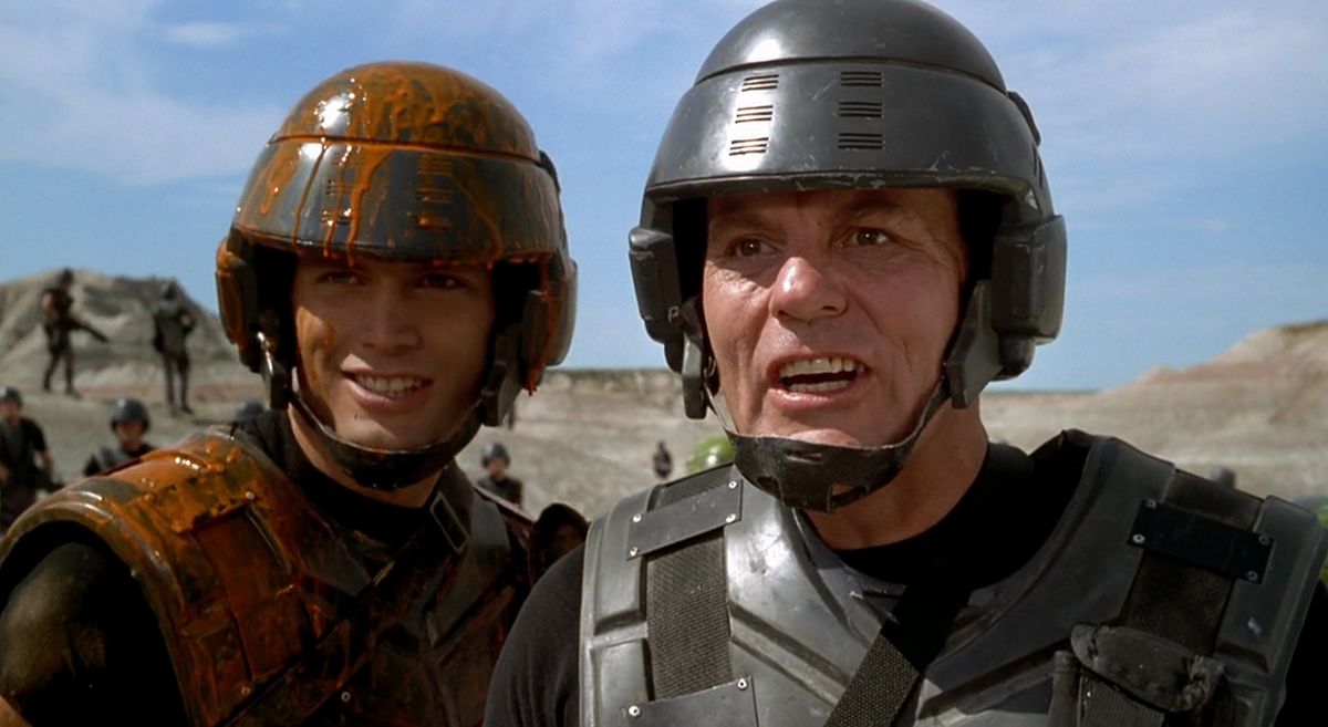 (LR) Casper Van Dien e Michael Ironside nei panni di Juan Rico e Jean Rasczak in Starship Troopers.