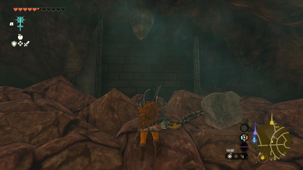 Link si trova sotto la stalattite in una grotta mentre cerca l'armatura del soldato in Zelda Tears of the Kingdom.