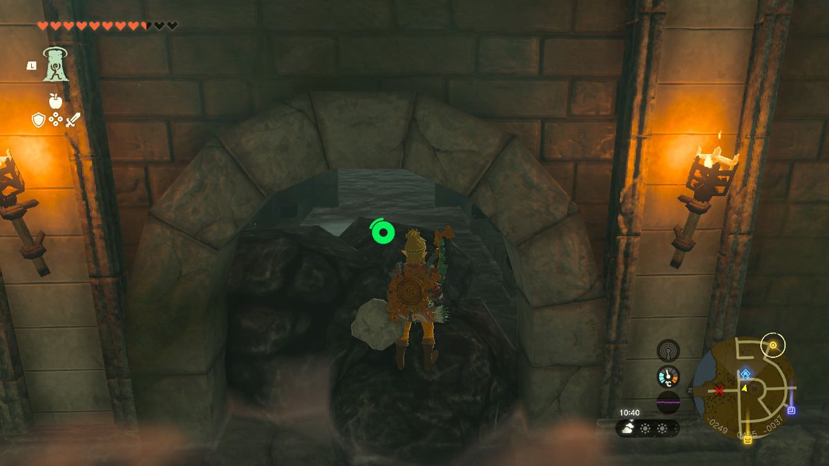 Link fissa un gigantesco mucchio di macerie nere che ostruisce un tunnel sulla strada per l'armatura del soldato in Zelda Tears of the Kingdom.