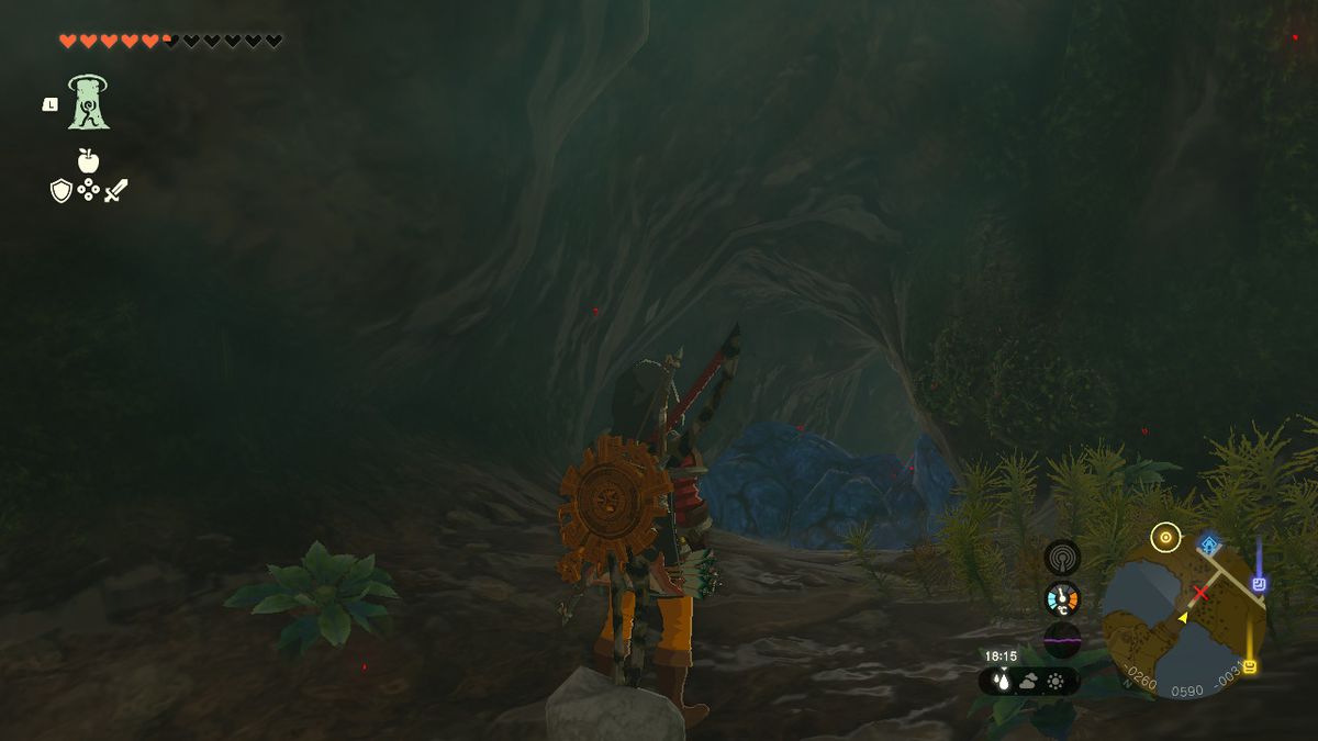 Link ripulisce un mucchio di macerie blu in una grotta mentre cerca l'armatura del soldato in Zelda Tears of the Kingdom.