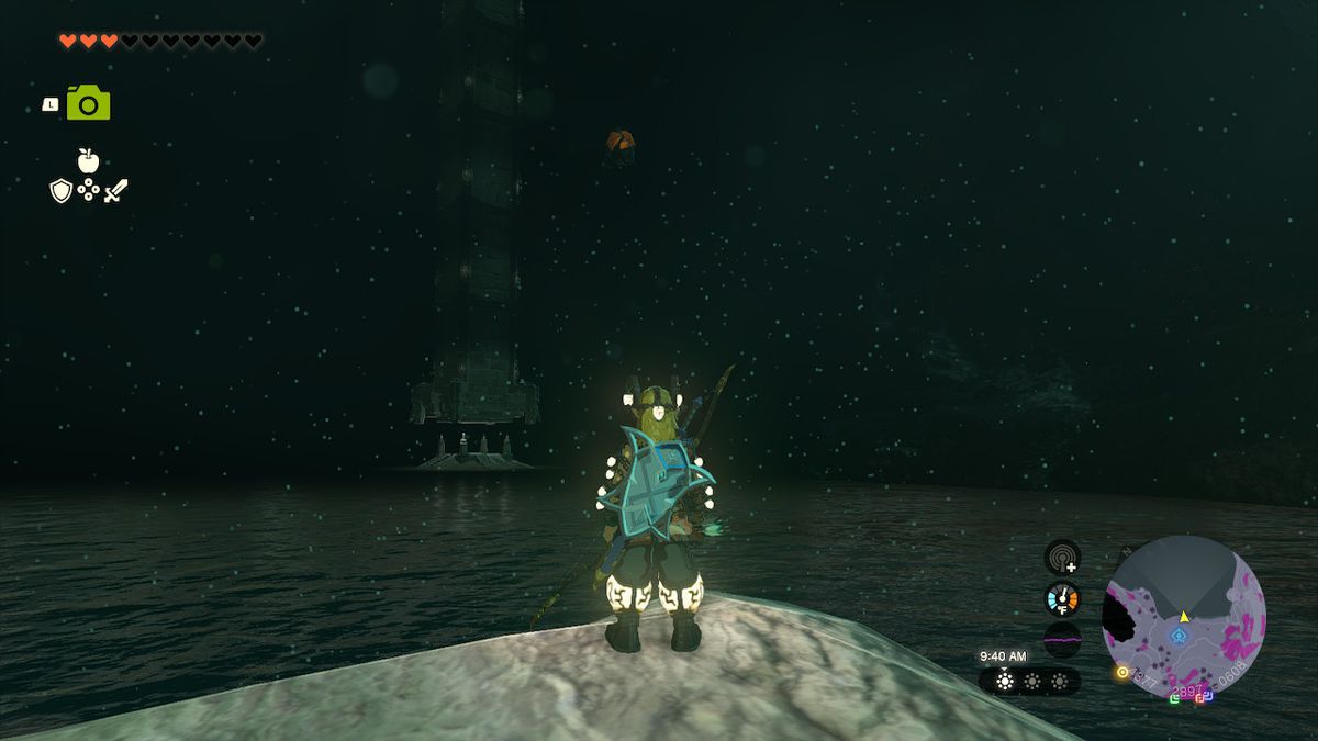 Link si trova davanti a un grande lago con un monolite al centro in Zelda: Tears of the Kingdom