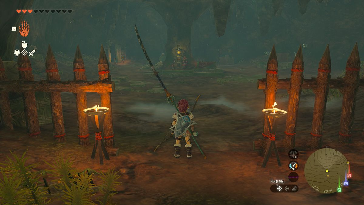 Link si prepara ad affrontare due membri del clan Yiga all'interno del nascondiglio in Zelda: Tears of the Kingdom
