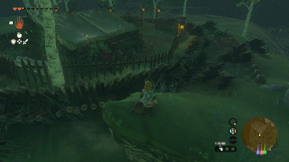 Link si trova su una piccola scogliera e si prepara a saltare oltre la recinzione chiodata in Zelda: Tears of the Kingdom