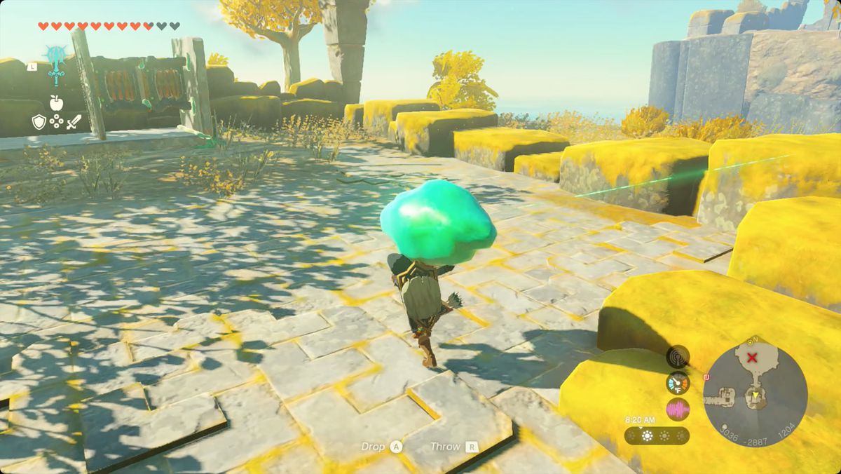 The Legend of Zelda: Tears of the Kingdom Link che trasporta il cristallo del cielo di East Necluda verso alcune rovine e dispositivi Zonai.
