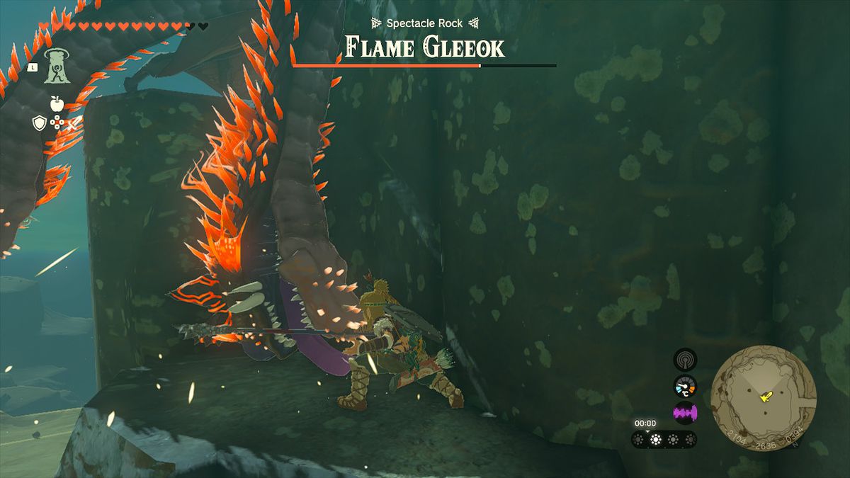 Link attacca il volto di un Gleeok di fuoco in Zelda Tears of the Kingdom.