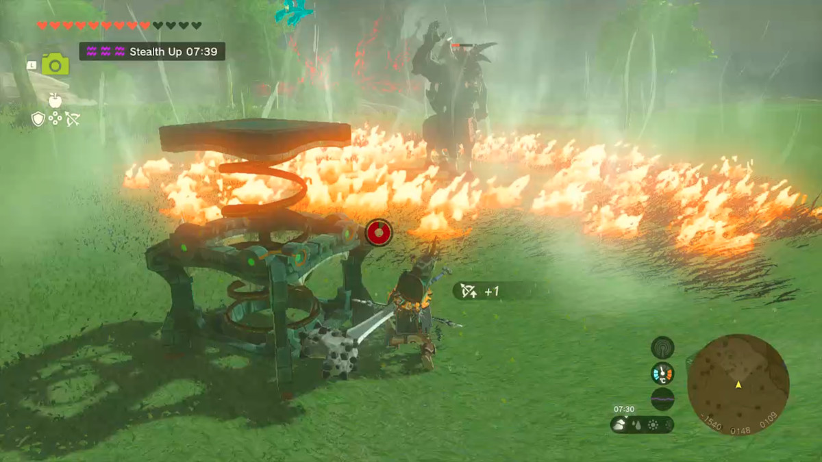 Link prende una corrente ascensionale dal fuoco durante un combattimento contro Lynel in Zelda Tears of the Kingdom.