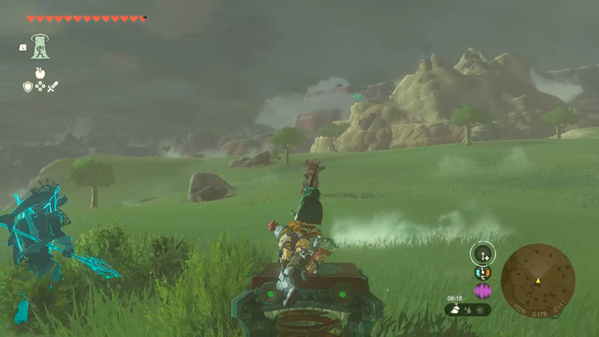 Link sbatte contro una molla in un campo durante un combattimento contro una Lynel in Zelda Tears of the Kingdom