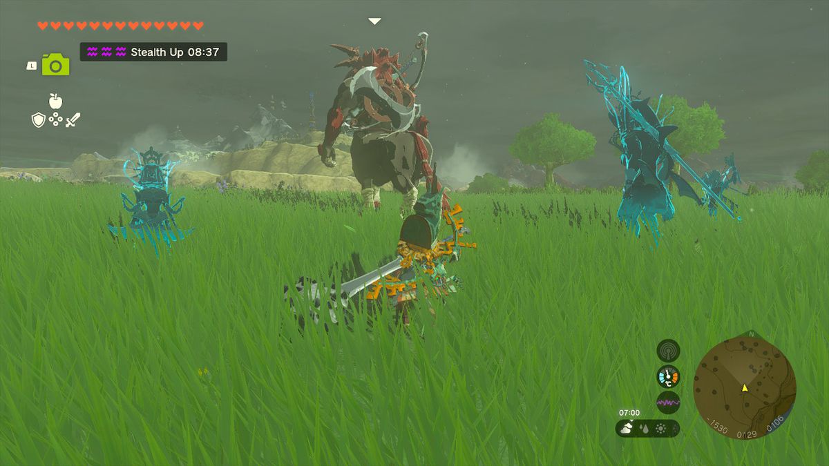Link si avvicina di soppiatto a Lynel in Zelda Tears of the Kingdom.