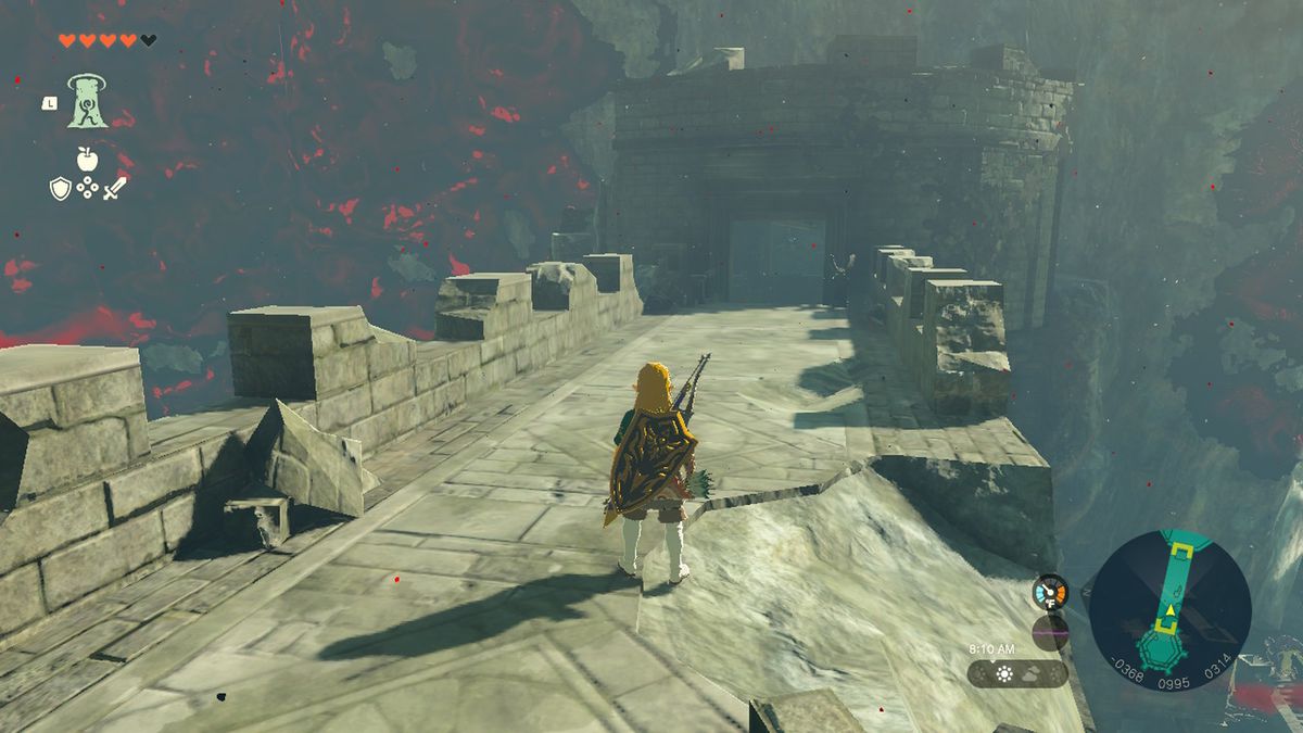 Link passeggia lungo un bastione nel castello di Hyrule in Zelda Tears of the Kingdom.