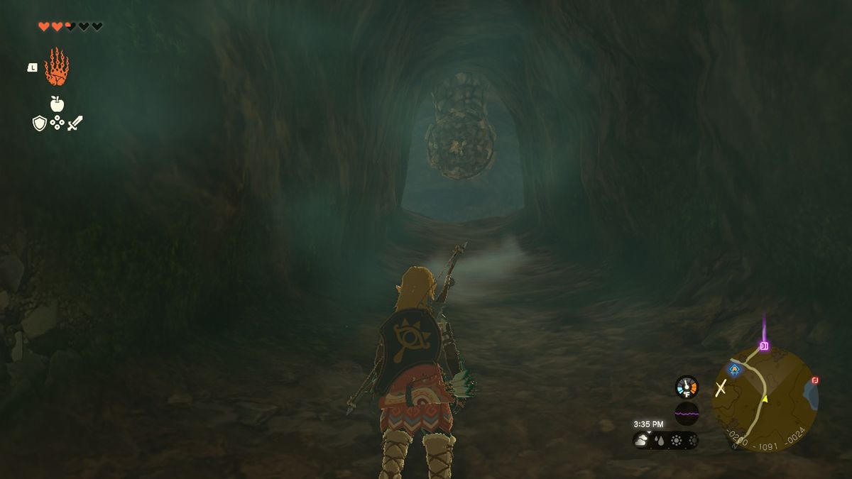 Link cammina lungo un tunnel alla ricerca dell'armatura di gomma in Zelda Tears of the Kingdom.