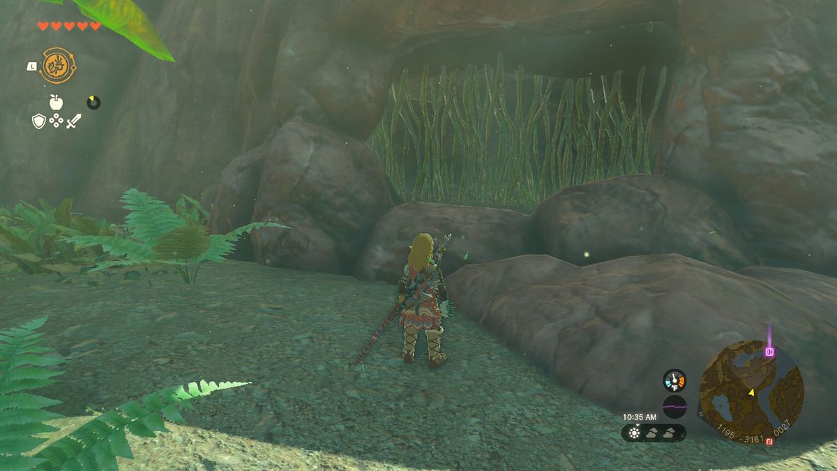 Link guarda l'ingresso della caverna contenente il copricapo dell'armatura di gomma in Zelda Tears of the Kingdom.