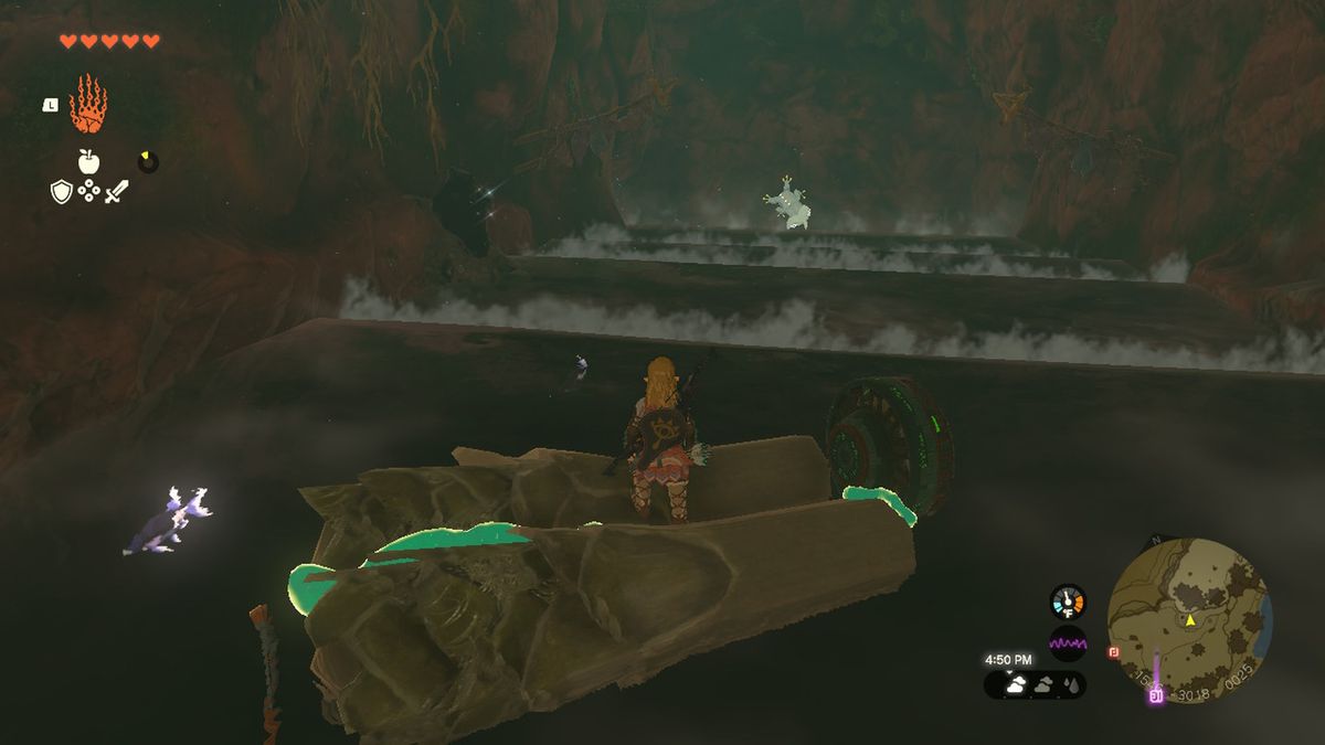 Link fissa un bubbulfrog in una caverna con l'armatura di gomma in Zelda Tears of the Kingdom.